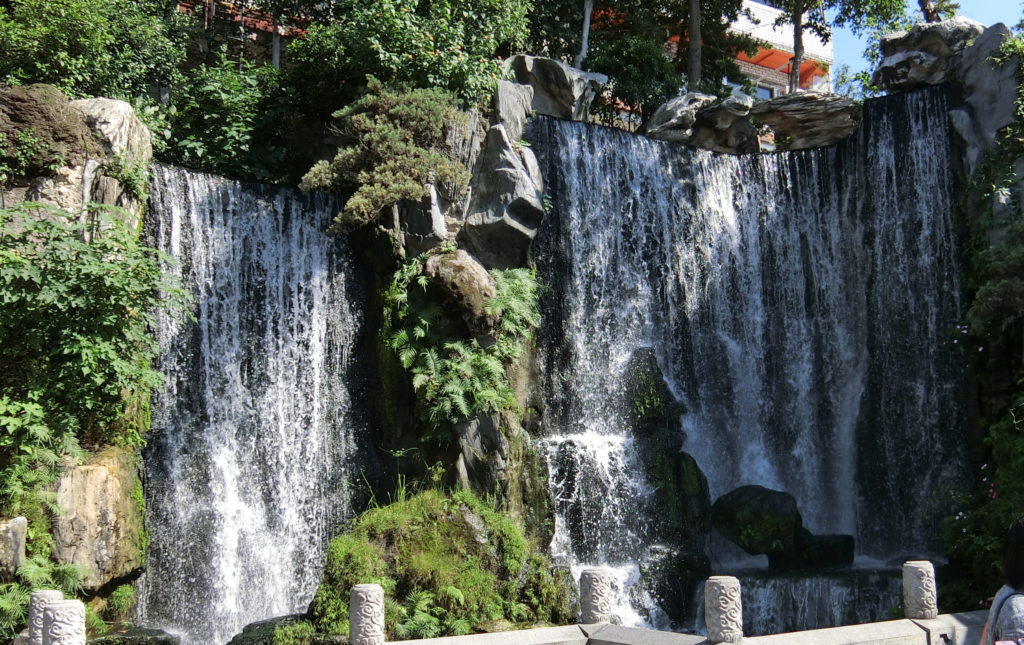 龍山寺の滝