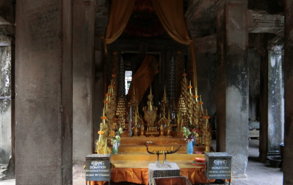 アンコールワットの十字回廊にある仏像